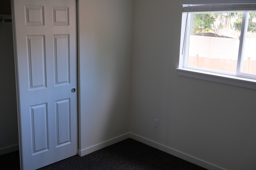 upstairs bedroom - 6114 S 126th Pl