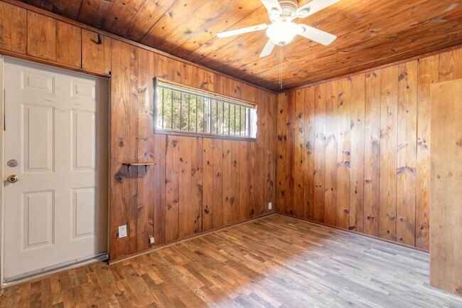 Building Photo - 2/1 plus bonus room in Holly Hill