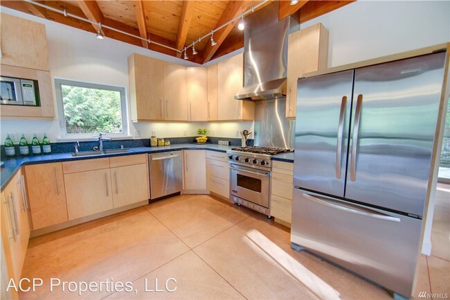 Building Photo - 4 br, 2 bath House - 931 W Lake Samish Dr.