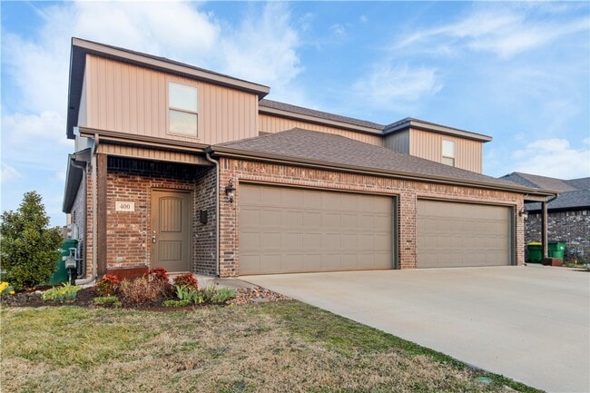 Building Photo - 400 Barbet Dr