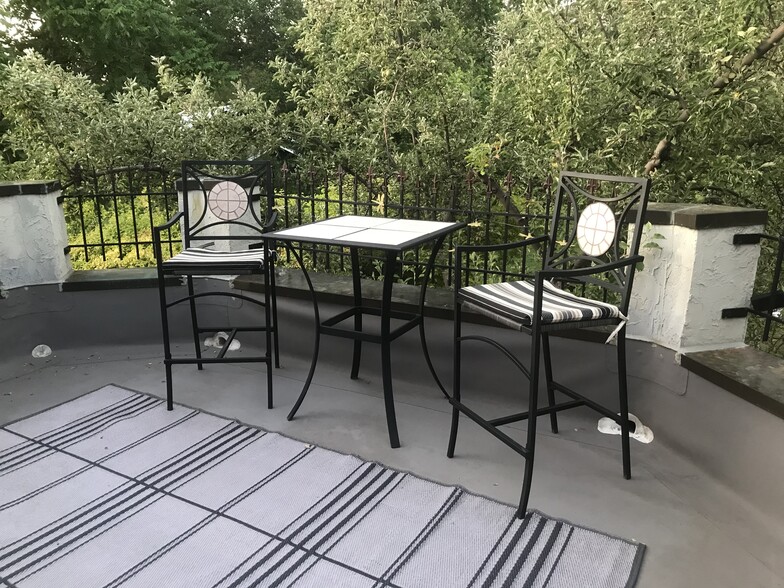 Building Photo - 2004 NE 8th St