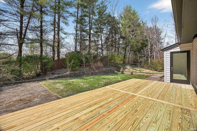 Building Photo - 4620 S Woodbine Dr