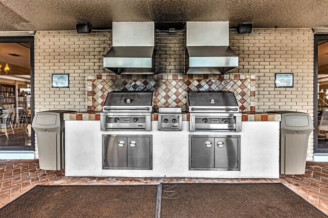 Building Photo - 120 Cypress Club Dr