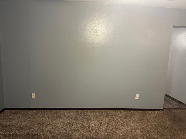 Building Photo - Spacious 3 BR/2 BA in nice north-side culdesac!