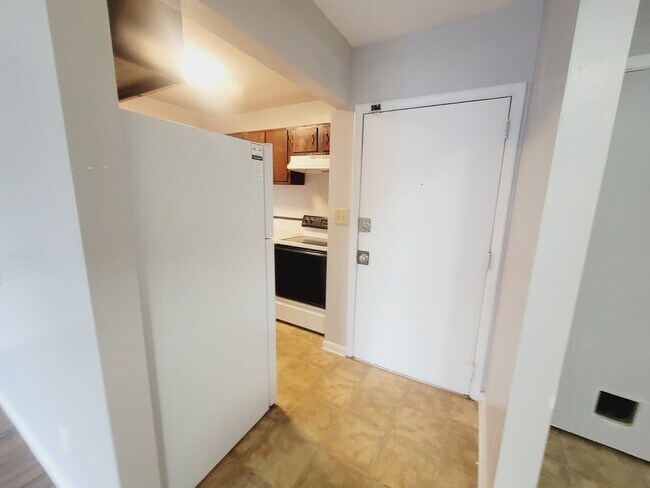 Building Photo - UPDATED 1/1 in Walkable Location w/ Solid Floors, Community Pool, & Washer/Dryer! Avail NOW for $...