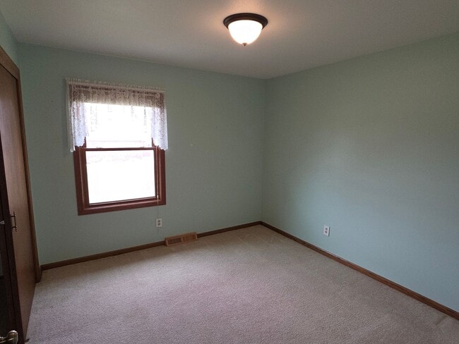 Building Photo - 4 bedroom home in Pleasant Prairie