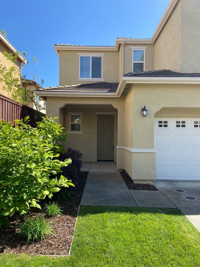 Building Photo - Close to Folsom High School! - 3 Bdrm, 2.5 bath