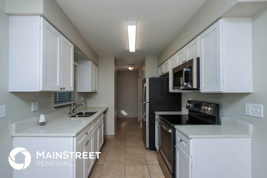 Building Photo - 2146 Sandalwood Dr