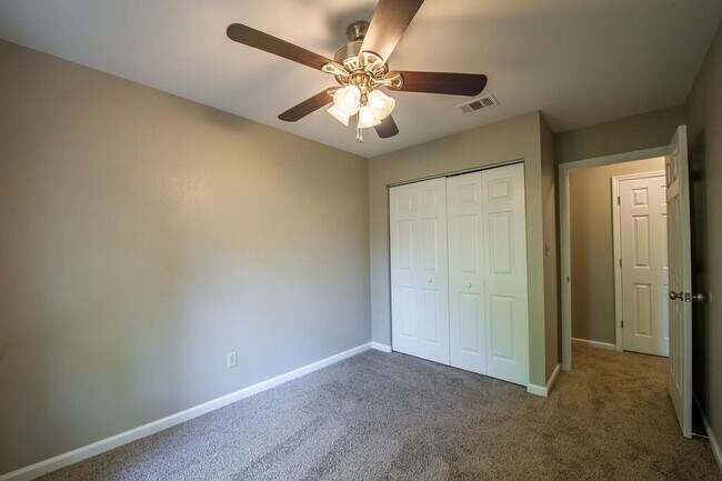 Building Photo - Gorgeous 4 BR 3 BA Town House Right By FSU and TCC!