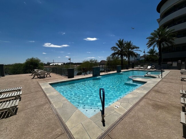 Building Photo - 2 Bed 2 Bath Furnished Condo Tempe Resort-...