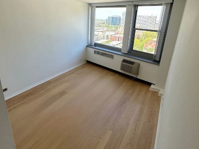 Building Photo - 555 W Cornelia Ave
