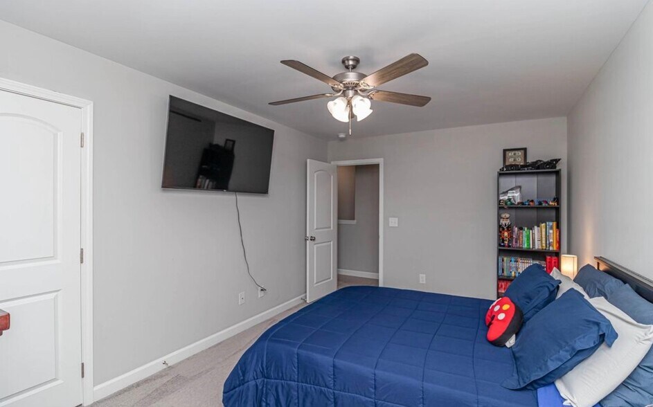 Building Photo - 300 Stonebridge Dr