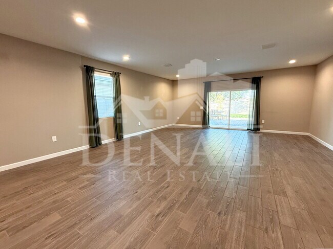 Building Photo - 1053 E Horro Rd