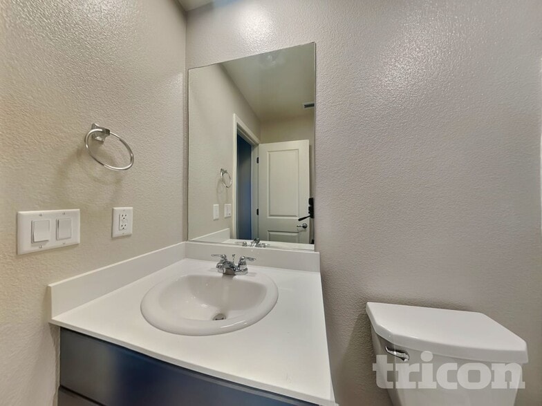 Building Photo - 8948 Elk Ravine Dr