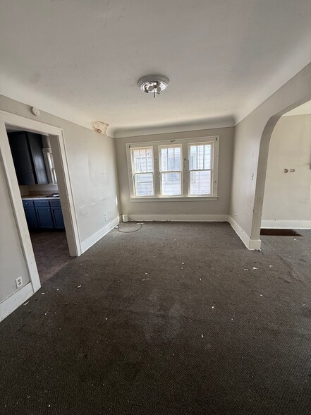 Building Photo - 521 E Marengo Ave