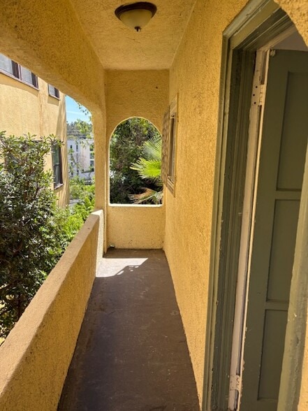 Building Photo - 3266 1/2 W Descanso Dr