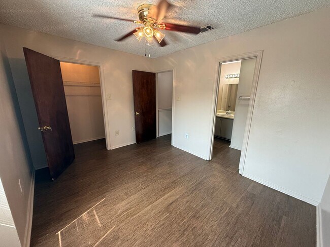 Building Photo - 8911-8911 GSRI Ave