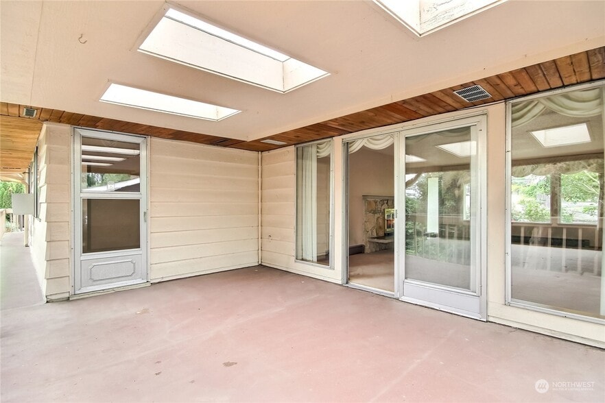 Large deck - 3527 Shattuck Ave S