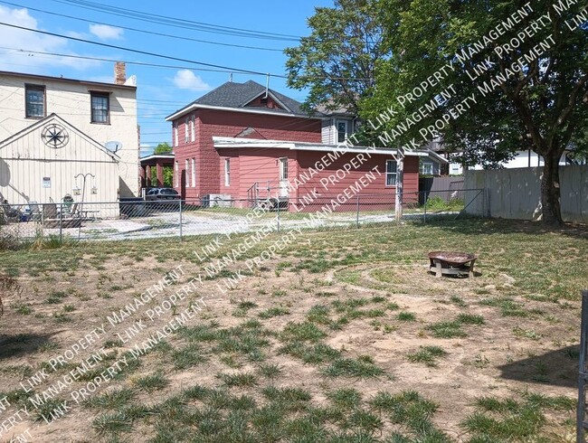 Building Photo - Beautiful & Spacious 4 Bedroom 2 Full Bath...