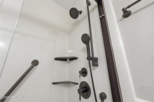 Building Photo - 760 Plainfield Ave