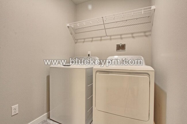 Building Photo - 3 Bed, 2.5 Bath Townhome Near WSU and Legacy Salmon Creek