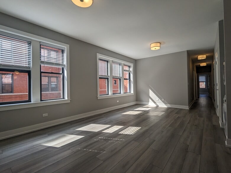 Building Photo - 3943 N Janssen Ave