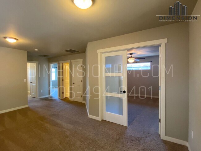 Building Photo - Spacious 4 Bed, 2.5 Bath Home with Garage ...