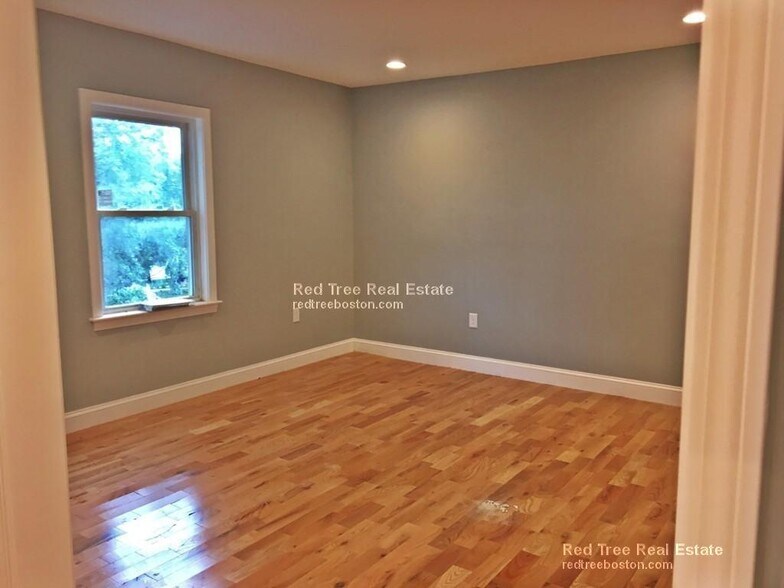 Building Photo - 31 Bacon St