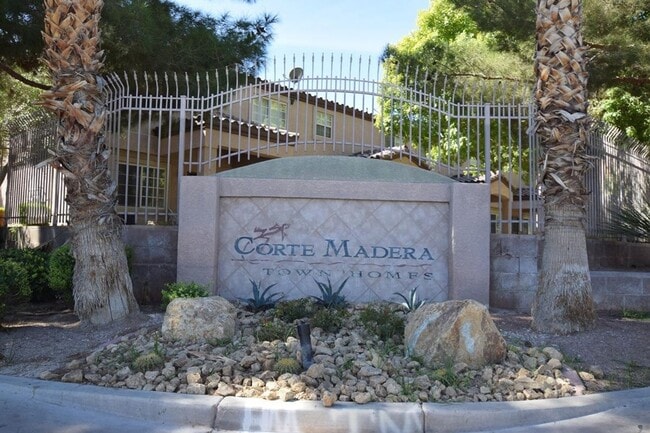 Building Photo - Beautiful 3 Bedroom & 2 1/2 Bath Condo.