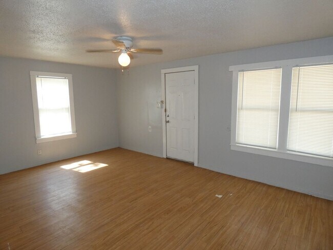 Building Photo - 3 bedroom, 2 bath