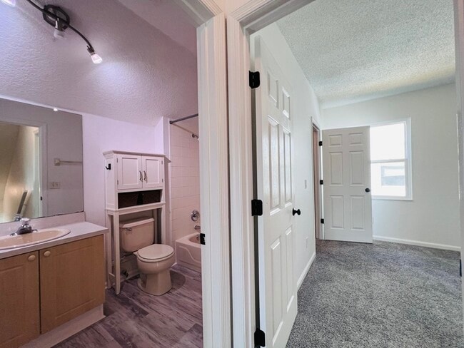 Building Photo - Beautifully Updated 4 bed 2 bath 2 car gar...