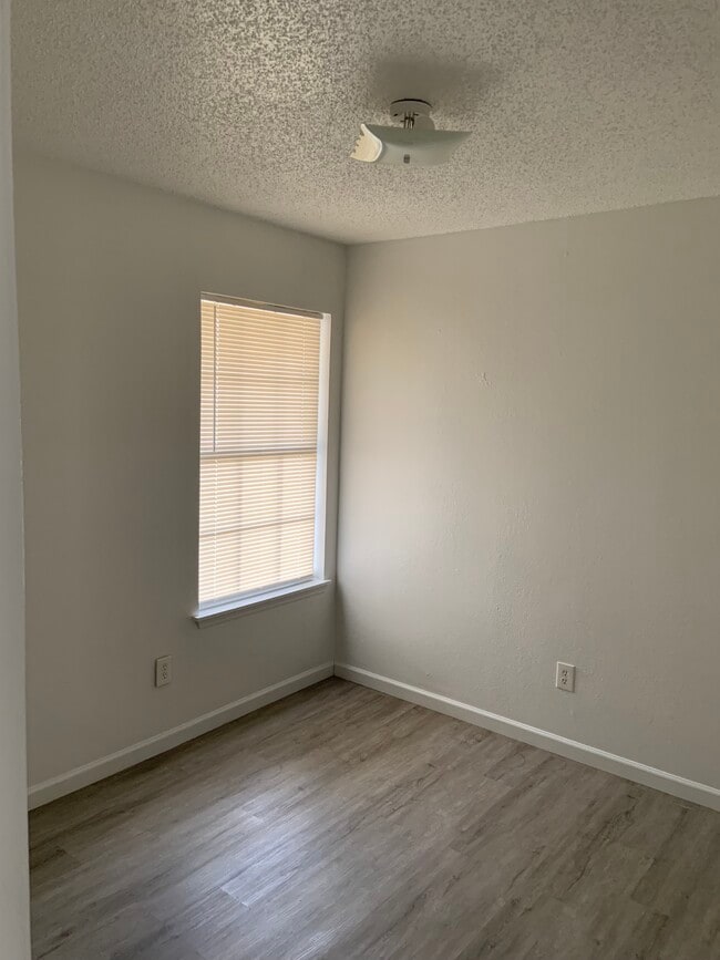 Building Photo - Grasslands