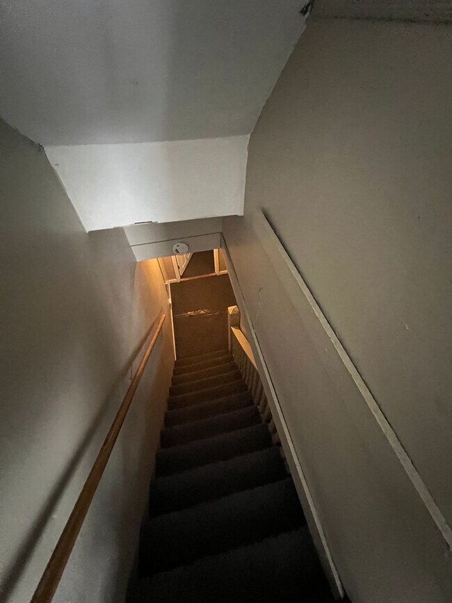 Building Photo - AVAILABLE JUNE - 4 Bed 1 Bath Townhome