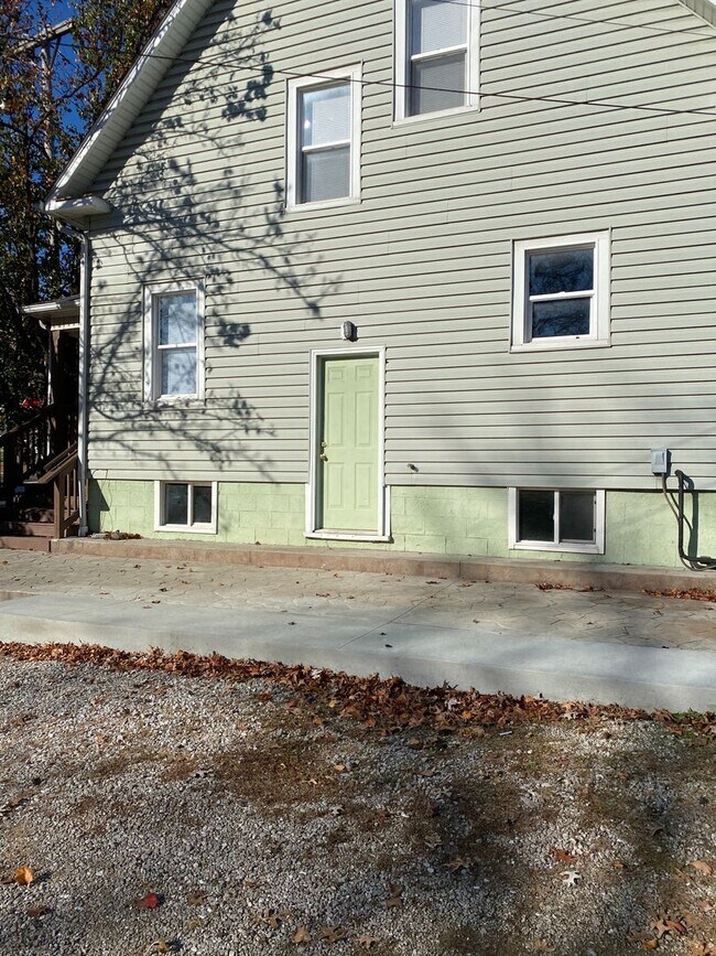 Building Photo - 3 Bedroom House-Downtown