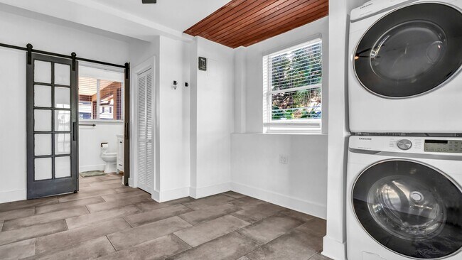 Building Photo - Beautiful S. Tampa 3BR/2BA remodeled home ...