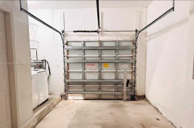 Building Photo - 3725 NE 23rd Ct