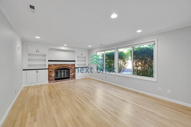 Building Photo - Stunning 5-Bedroom Home in Bellevue’s Top School District!