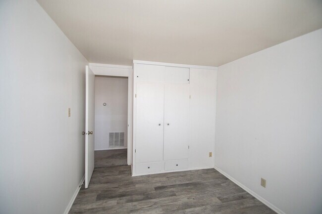 Building Photo - Easy Living on the Southeast Side