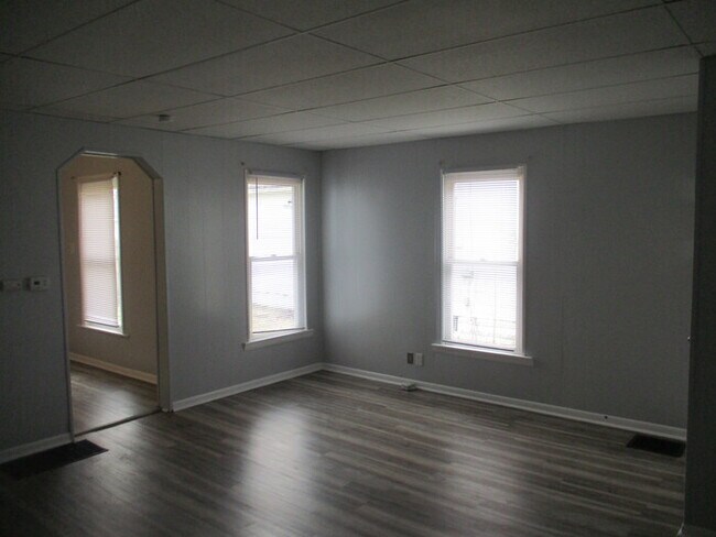 Building Photo - COMING SOON!  Updated 4 Bed 1.5 Bath Middl...