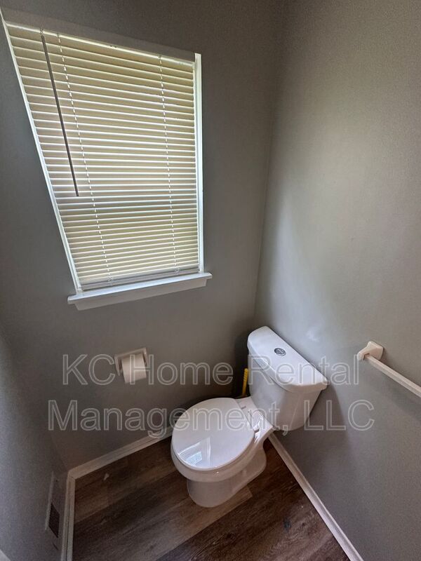 Building Photo - 222 N Oak Dr