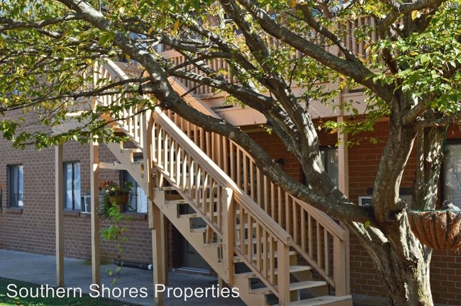 Building Photo - 6240 Robinhood Ln NW