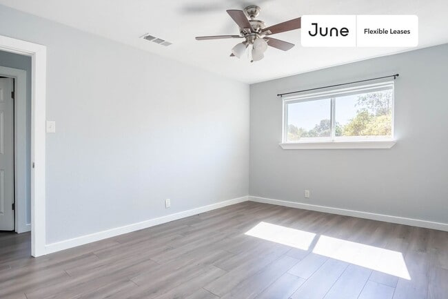 Building Photo - 10100 Oak Hollow Circle