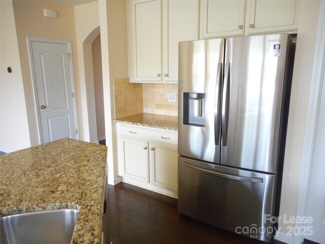 Building Photo - 3038 Oakmere Rd
