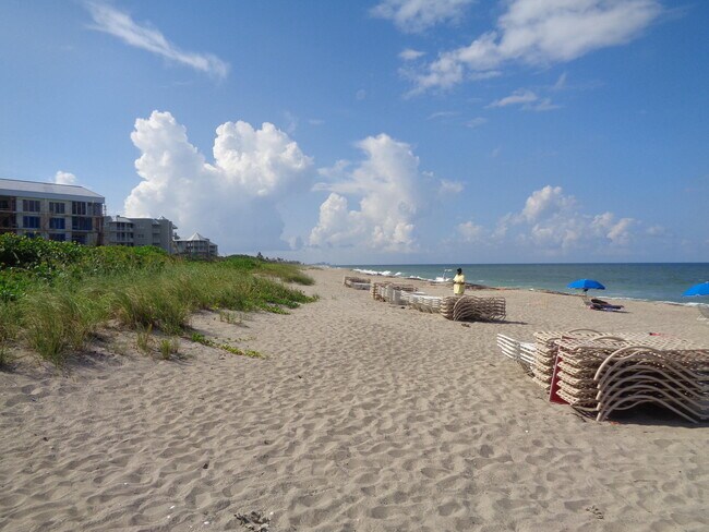 Building Photo - 5527 NE Gulfstream Way