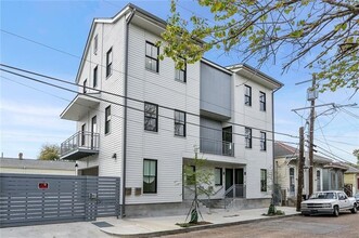 Building Photo - 3431 Chartres St