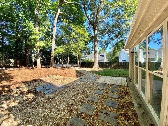 Building Photo - 640 Suwanee Lakes Cir NW