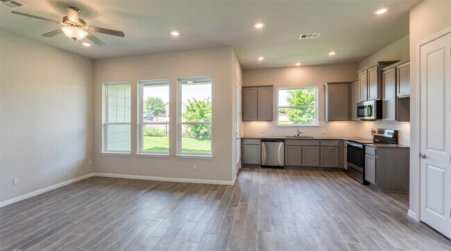 Building Photo - 1015 Vista View Dr