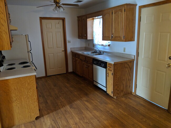 Building Photo - Super Cute Three Bedroom Two Bathroom Home!