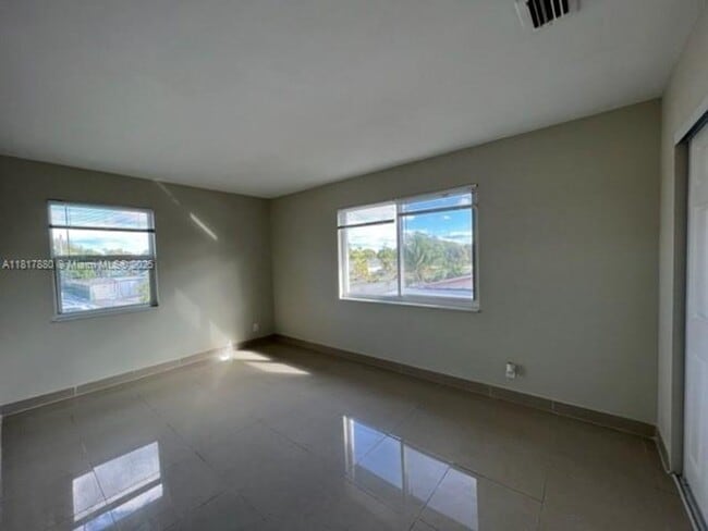 Building Photo - 939 Magnolia Dr