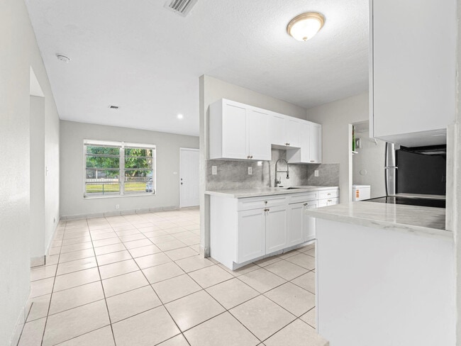 Building Photo - 21200 NE 12th Ct